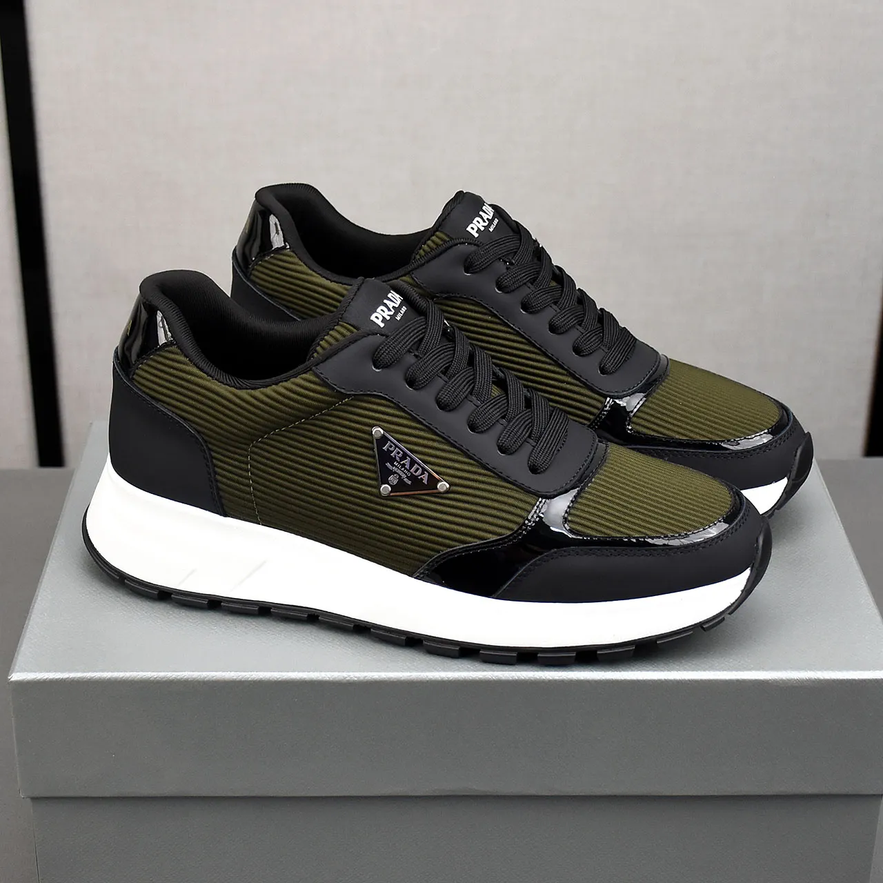 PP460👟👟👟Prada/Prada Prax men's series casual sports shoes Prax sports shoes combine style and comfort, with a unique sports design defined by exquisite materials and details. Fashionable, casual and versatile, it is decorated with an enameled triangle logo on the outside, a Prada Milano printed logo on the tongue, and a 2.5cm lightweight two-tone rubber sole for a comfortable wearing experience! Size: 38-39-40-41-42-43-44 standard leather shoe size